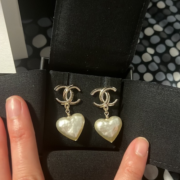 Chanel 22C Gold and Pearly Drop Heart Earrings - Picture 3 of 4